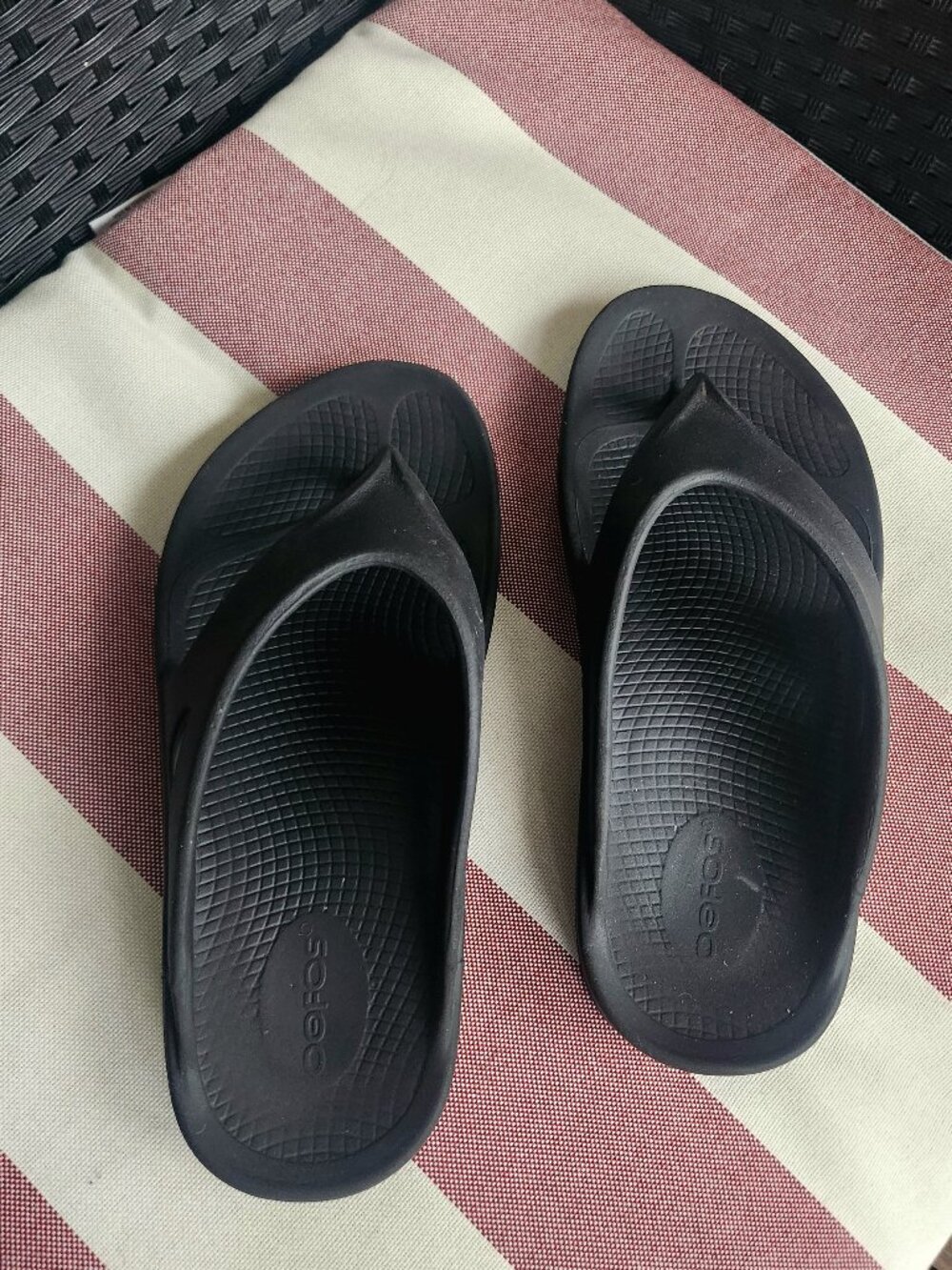 OOFOS OOriginal Recovery Sandals Black Thong Flip Flops Size 7